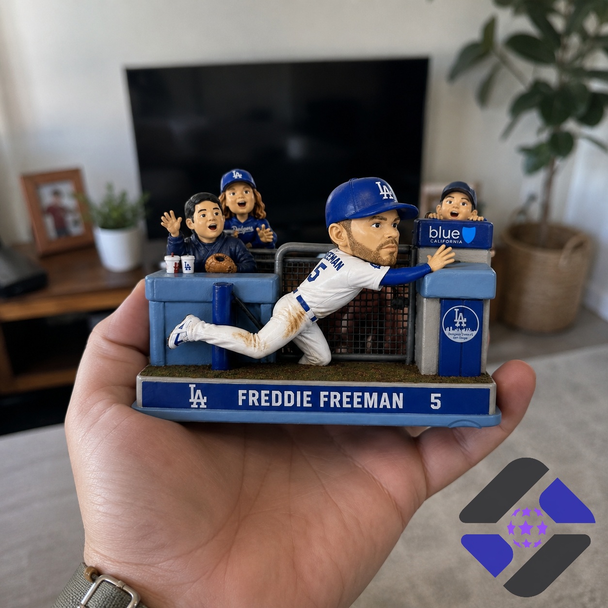 Los Angeles Dodgers Freddie Freeman Diving Catch Bobblehead - close-up of base with name and number